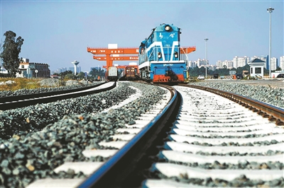 新年首發的“灣區號”中歐班列鳴笛駛出深圳平湖南國際物流樞紐 新年首發的“灣區號”中歐班列鳴笛駛出深圳平湖南國際物流樞紐